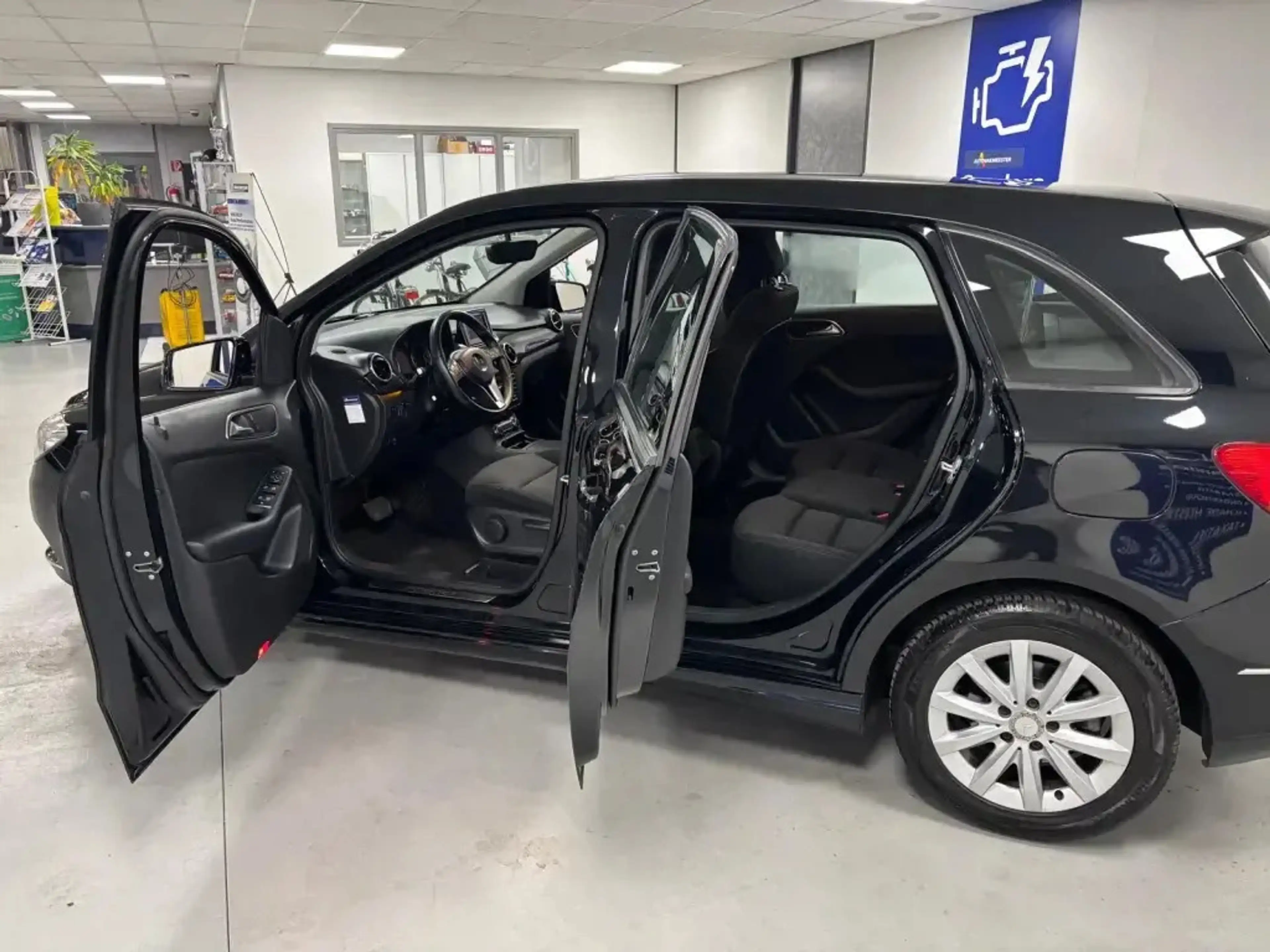 Mercedes-Benz B 180 — photo 10
