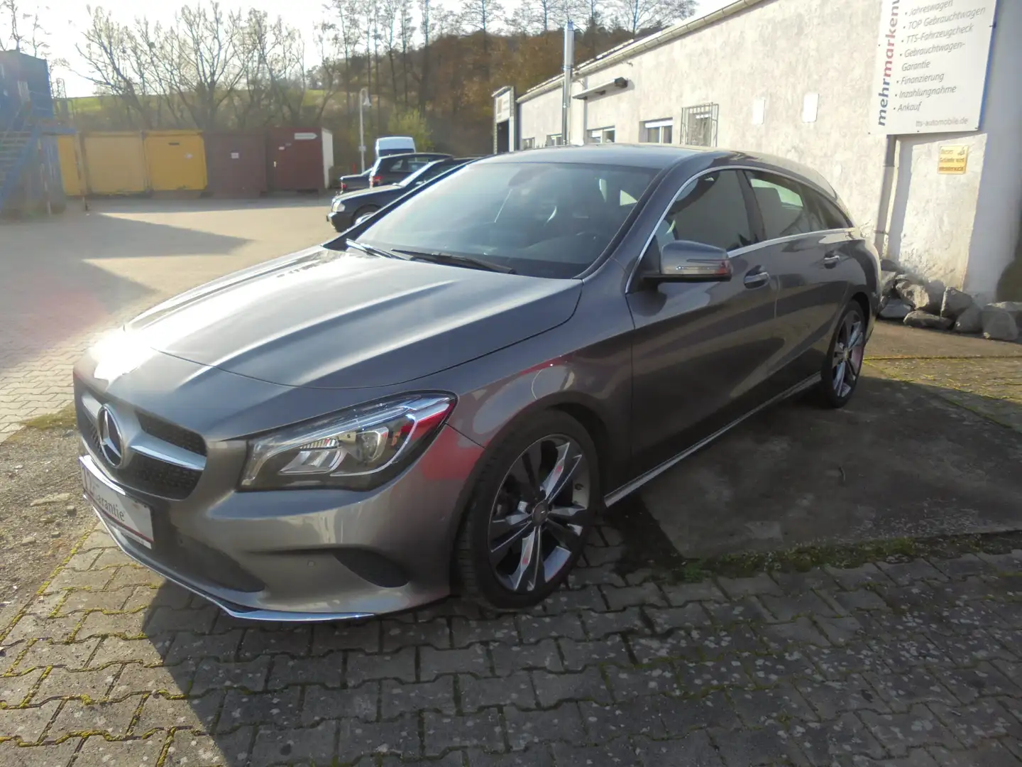 Mercedes-Benz CLA 180 Shooting Brake 7G-DCT Urban Grau - 1