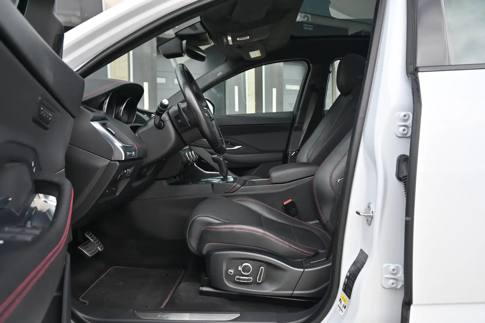 Jaguar E-Pace 2.0 P250 AWD First Edition Wit - 2