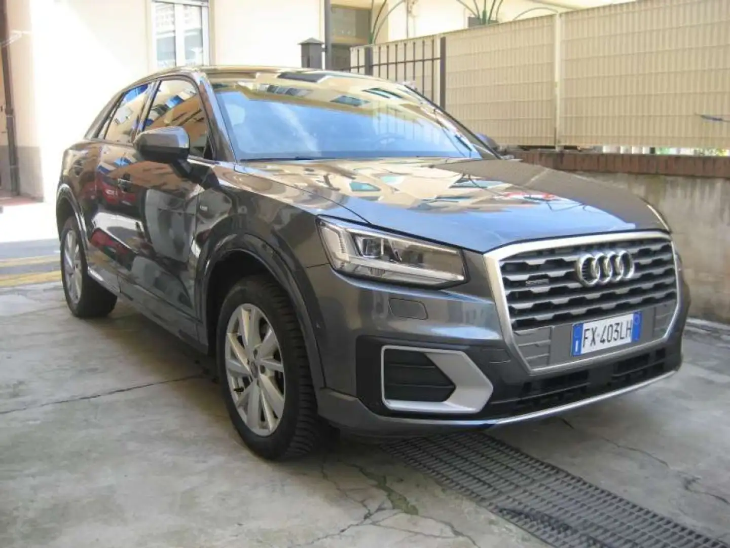 Audi Q2 2.0 TDI QUATTRO S TRONIC S LINE EDITION Grau - 1