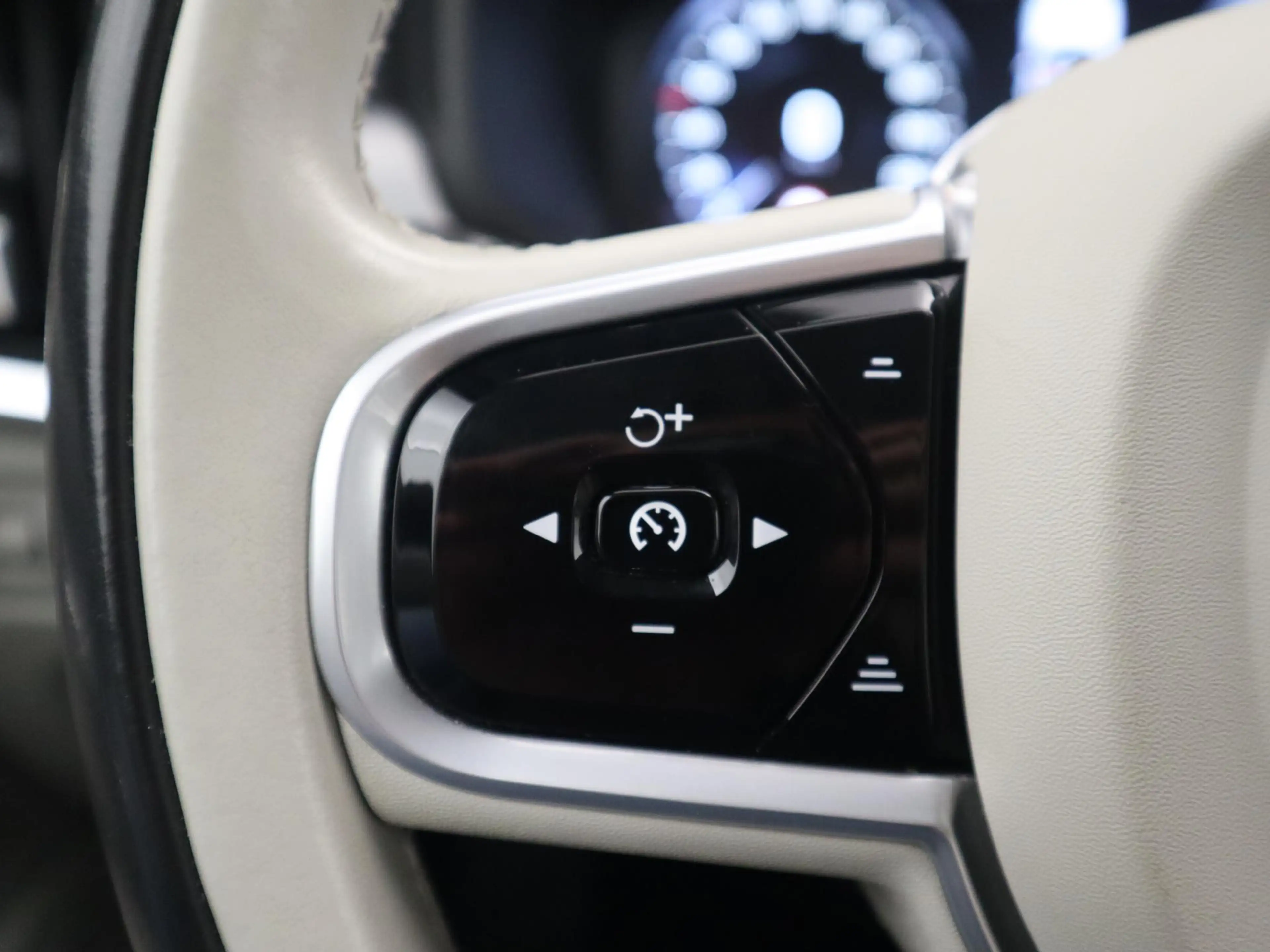 Volvo V90 2.0 T5 90th Anniversary Edition CAMERA / CARPLAY / — photo 38