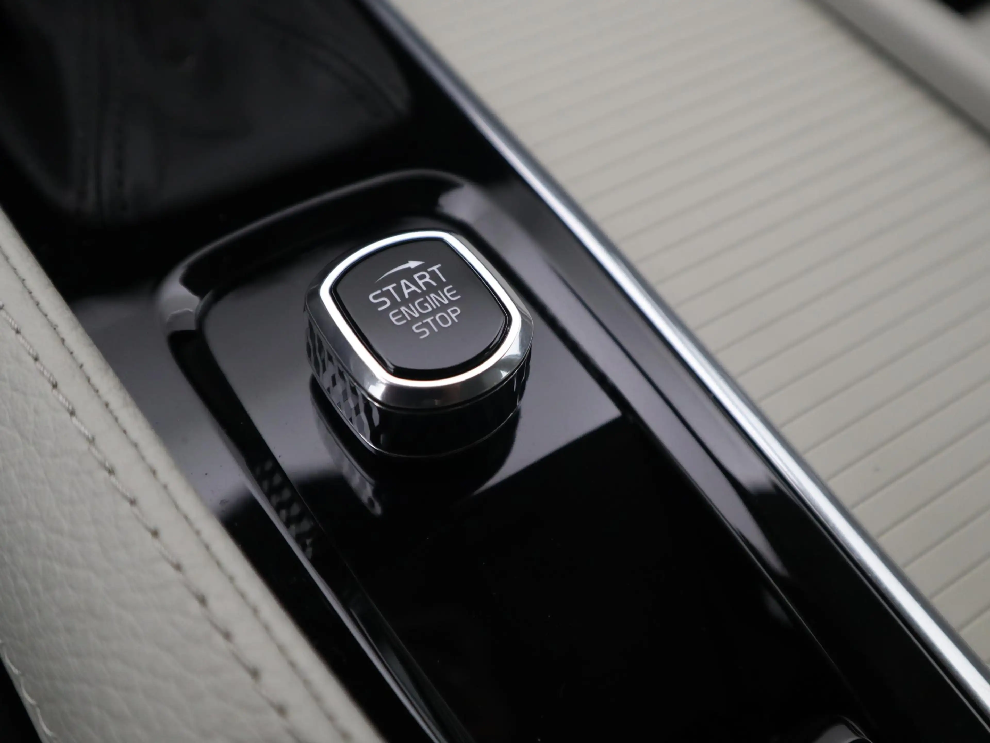 Volvo V90 2.0 T5 90th Anniversary Edition CAMERA / CARPLAY / — photo 31