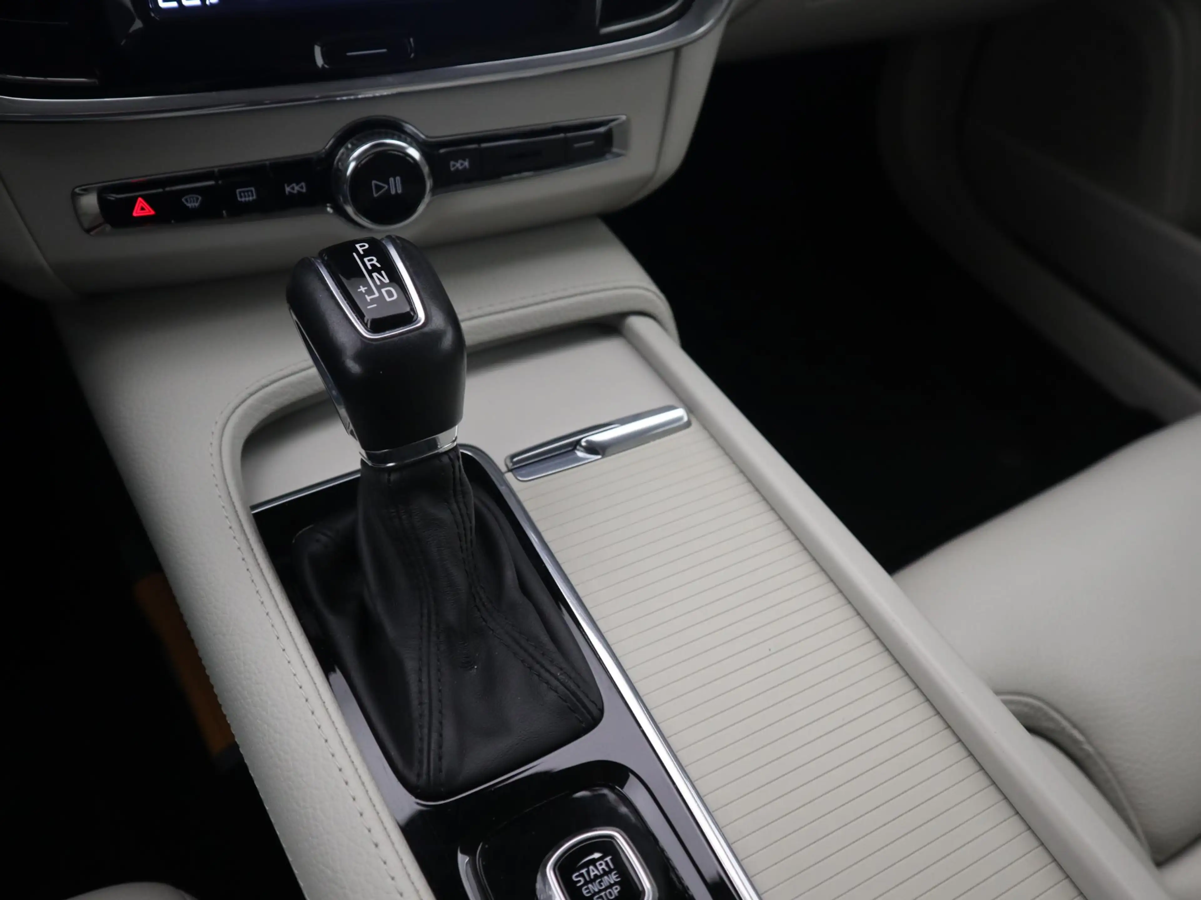 Volvo V90 2.0 T5 90th Anniversary Edition CAMERA / CARPLAY / — photo 15