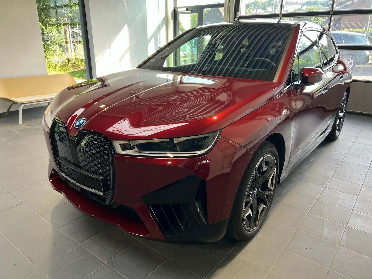 BMW iX 40 xDrive Bowers_Pano_AHK_Amido_2Achs Luftfederung Rouge - 1