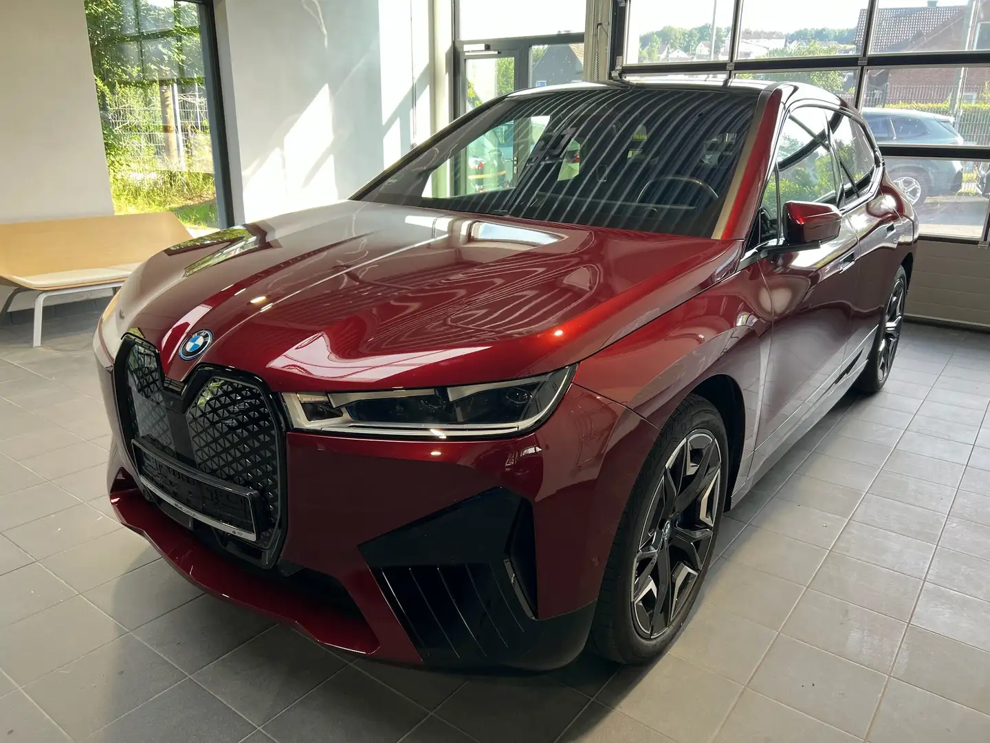 BMW iX 40 xDrive Bowers_Pano_AHK_Amido_2Achs Luftfederung Rouge - 2