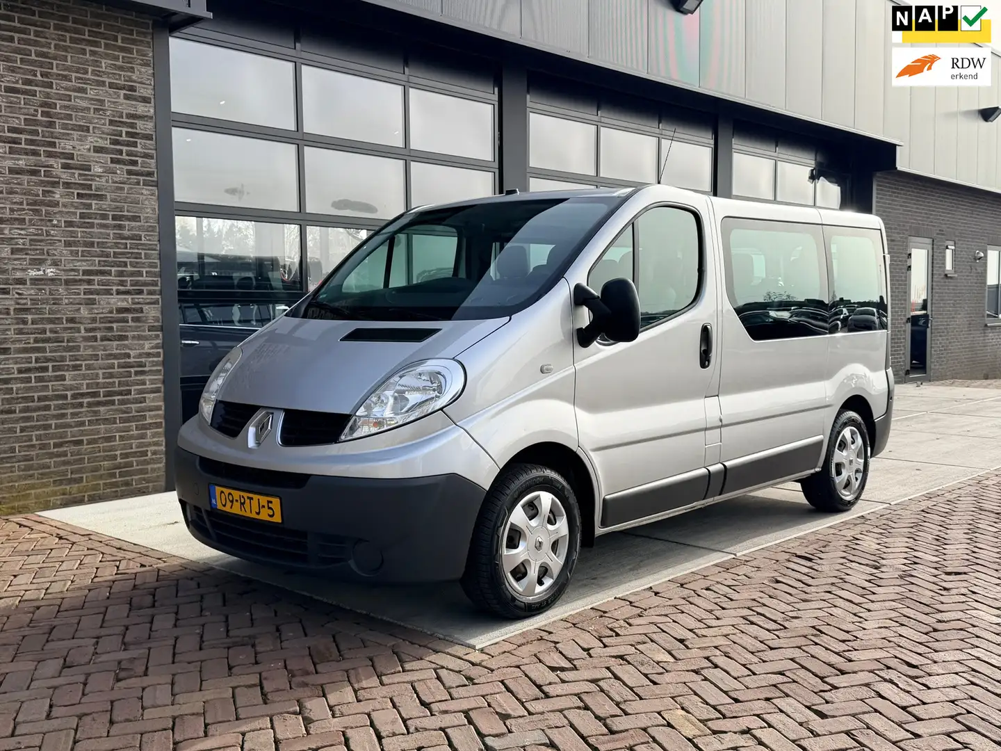 Renault Trafic Passenger 9P | 2.0 dCi T27 L1H1 Authentique Grau - 1
