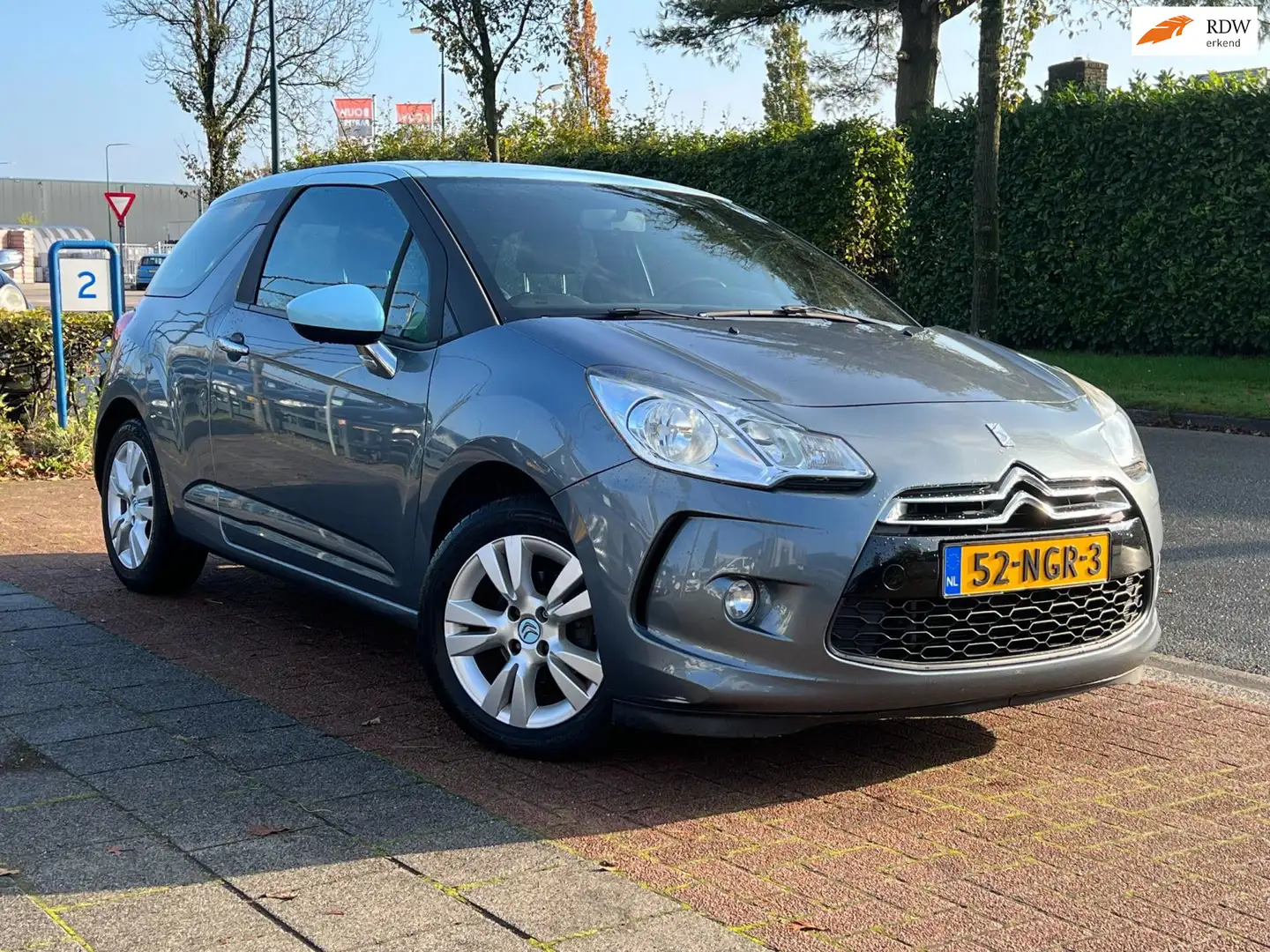 Citroen DS3 1.4 Chic | Sportieve auto! APK 10-2026! Youngtimer Gris - 1