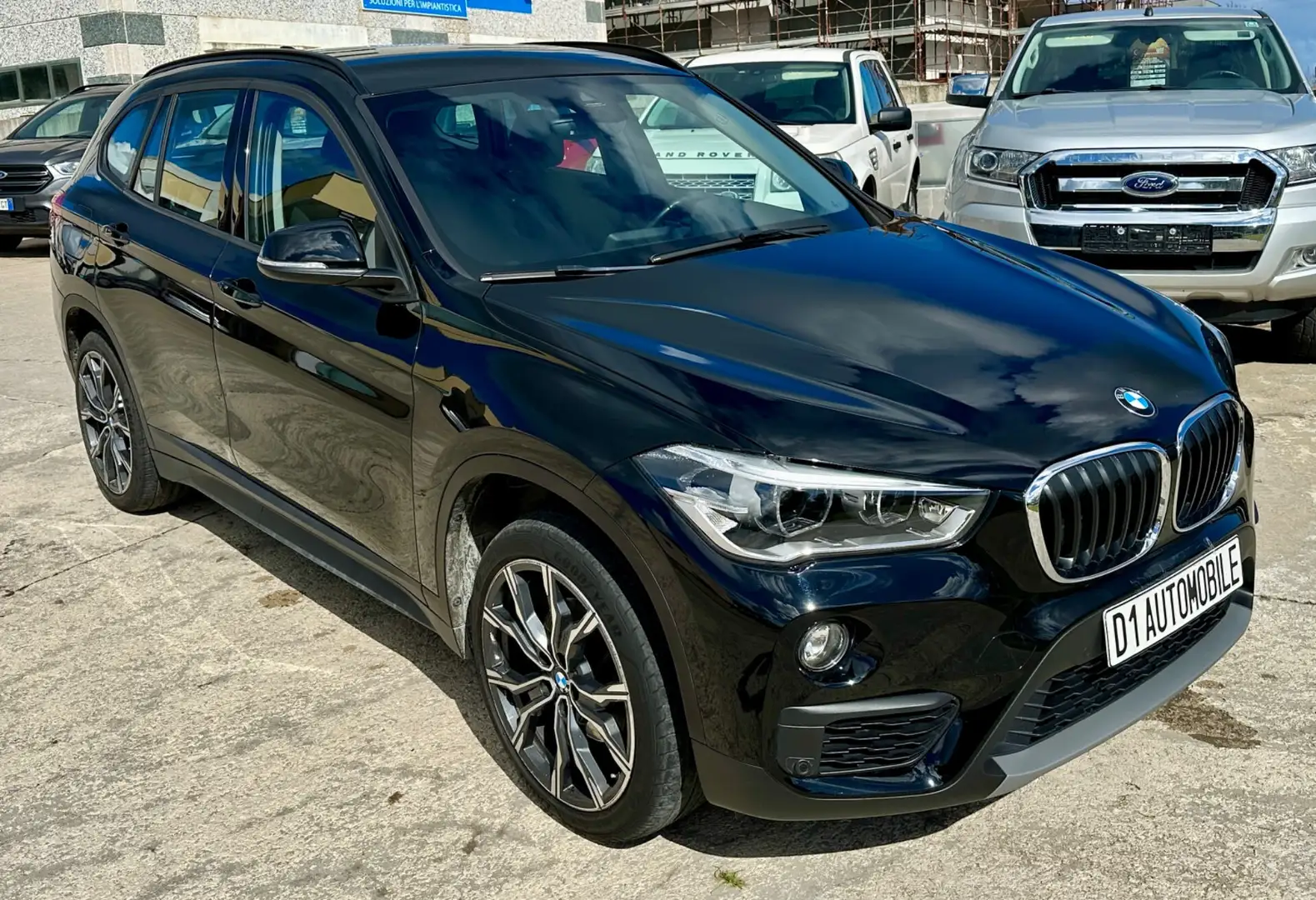 BMW X1 sDrive18d xLine Zwart - 2