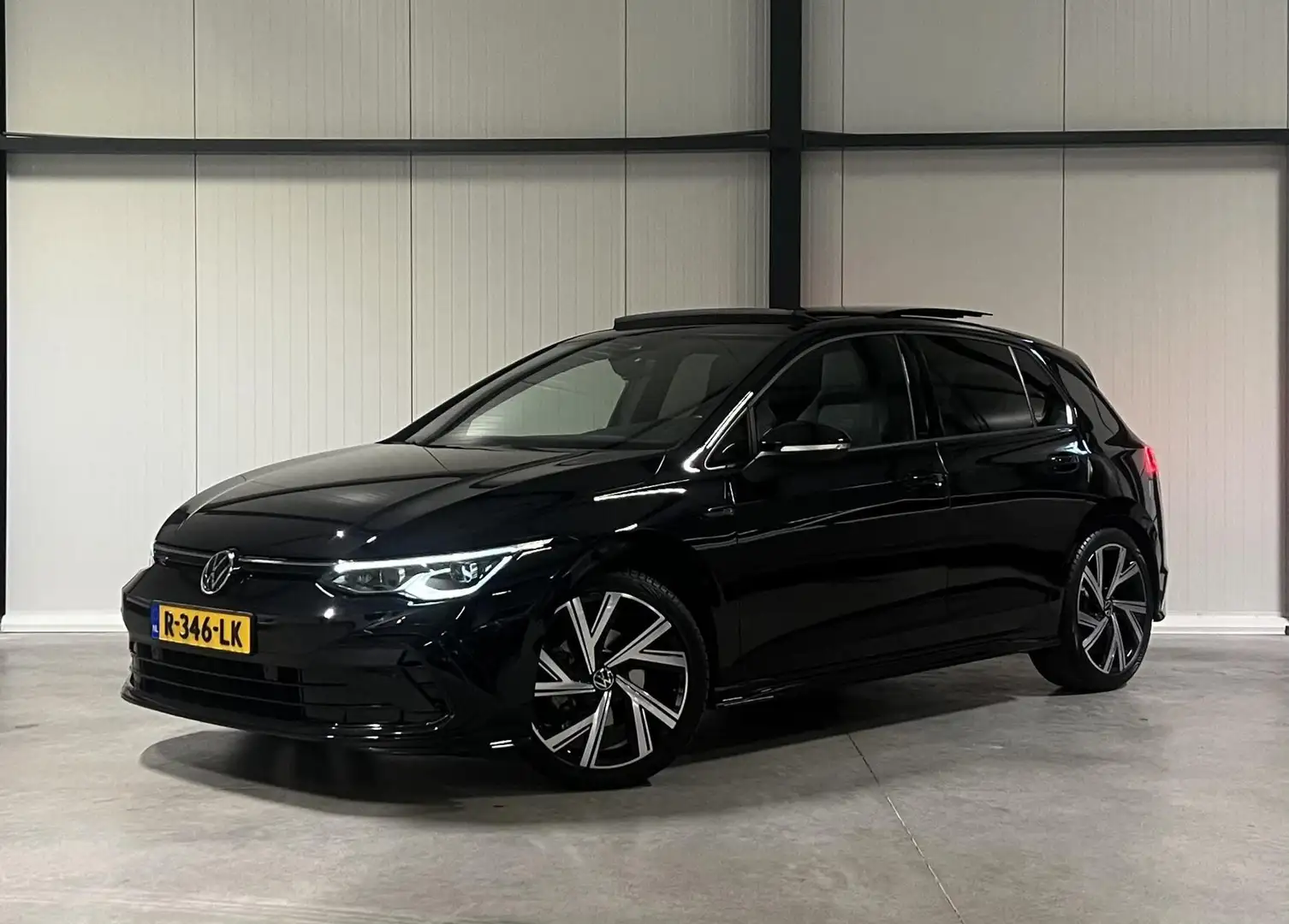 Volkswagen Golf 1.5 eTSI R-Line Pano Carplay Sfeer IQ Light Schwarz - 1