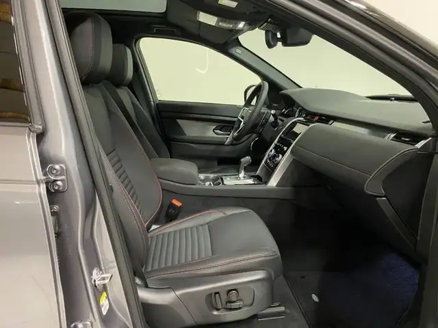Land Rover Discovery Sport view 3