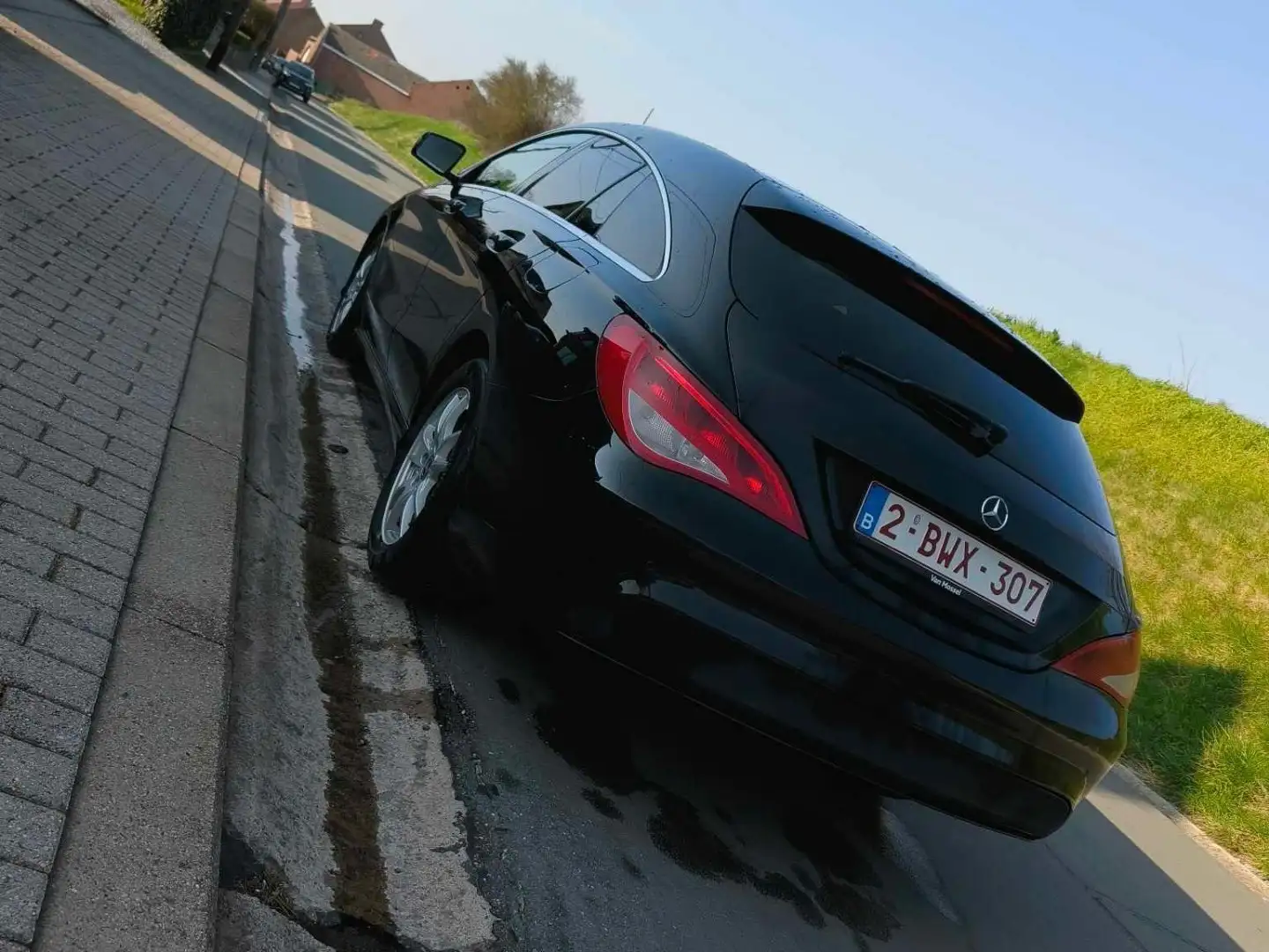 Mercedes-Benz CLA 180 Shooting Brake d 7G-DCT Černá - 2