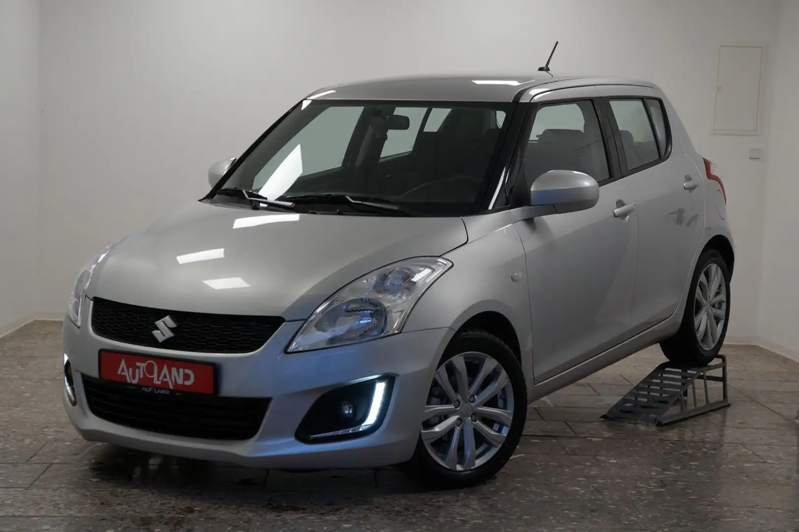 Suzuki Swift 1.2 4x4 Klima USB Schwarz - 2