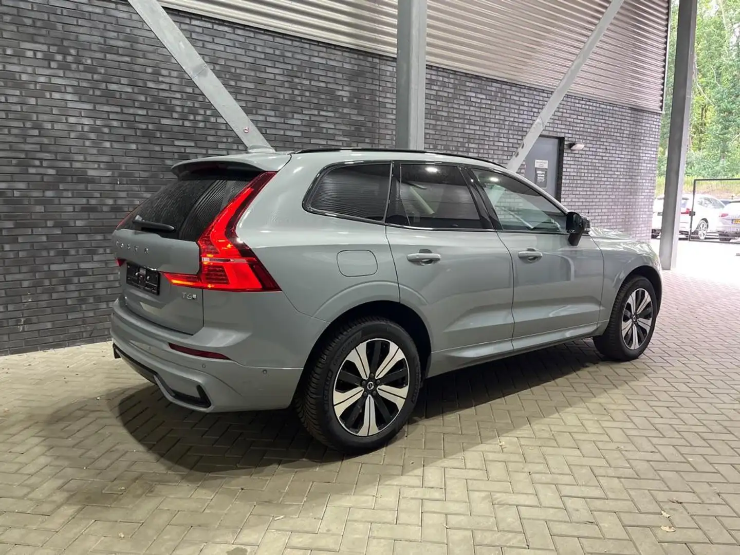 Volvo XC60 T6 Plug-in hybrid Plus Dark | ACC | Panoramadak | Grijs - 2