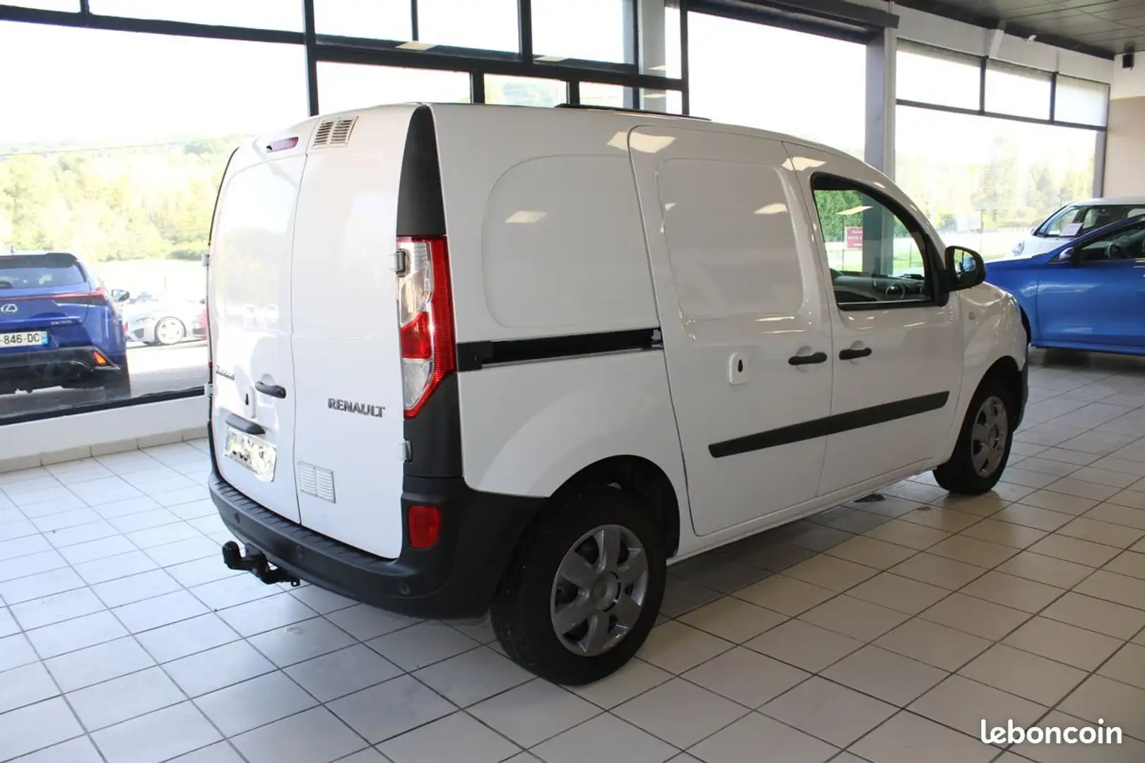 Renault Kangoo 1.2 TCE 115 ch Extra R-Link BVM6 (Girafon, Attelage, Habillage bois avec étagère) Blanc - 2