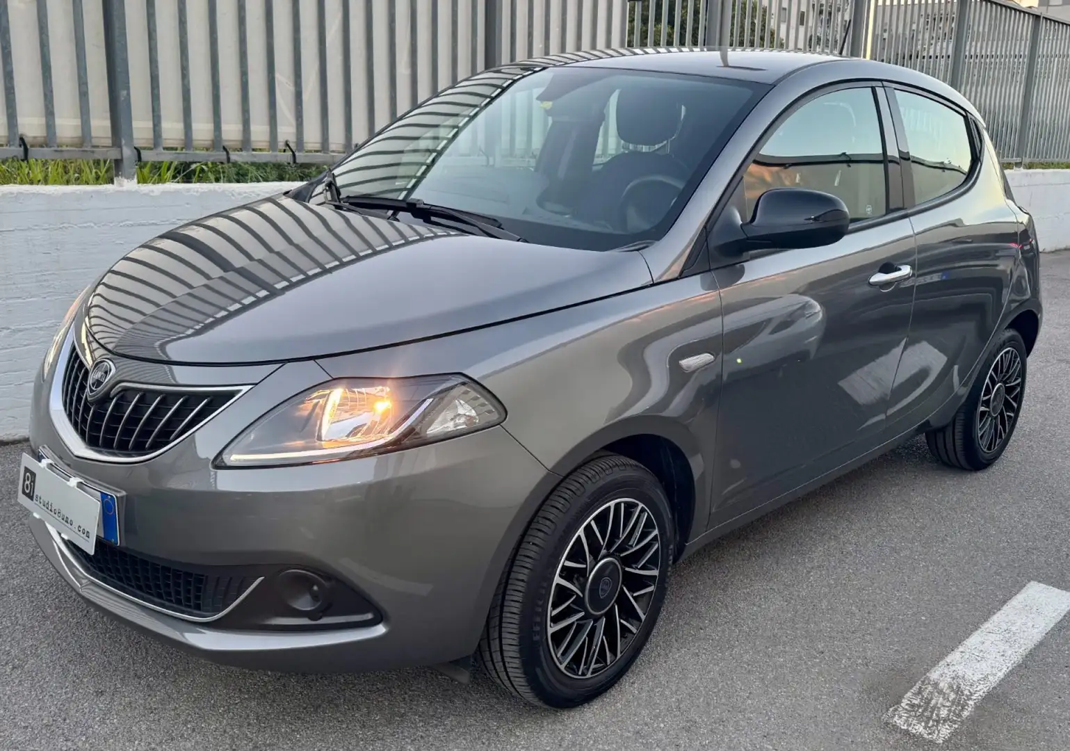 Lancia Ypsilon 1.0 FireFly 5 porte S&S Hybrid Platino Grigio - 1