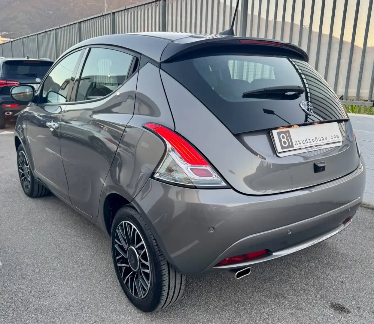 Lancia Ypsilon 1.0 FireFly 5 porte S&S Hybrid Platino Grigio - 2