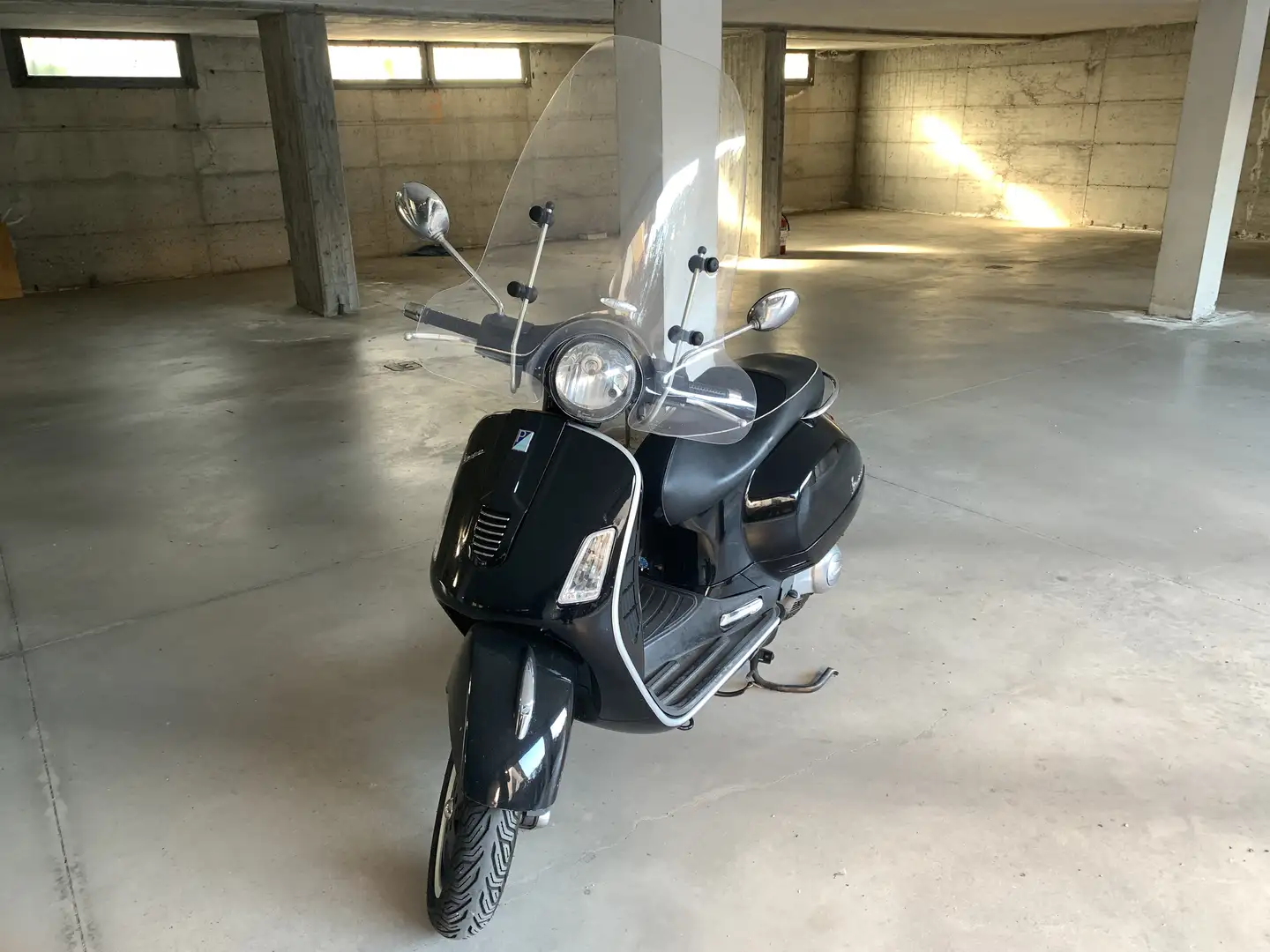 Vespa GTS Super 300 Negro - 1