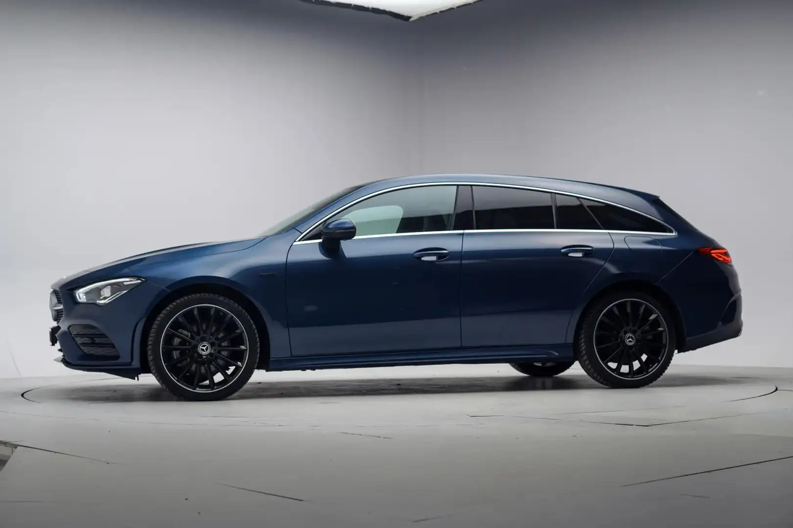 Mercedes-Benz CLA 250 Shooting Brake 250e AMG Limited [ Sfeer Widescreen Blau - 2