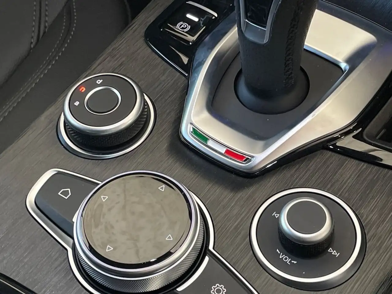 Alfa Romeo Stelvio 2024 — фото 23