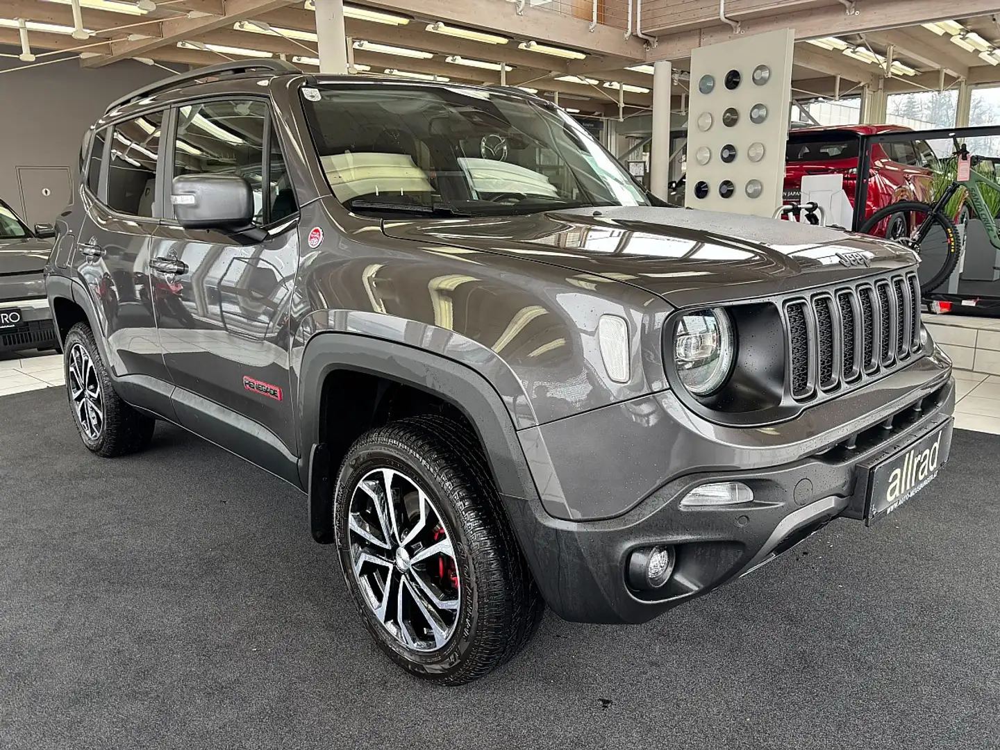 Jeep Renegade 2,0 MultiJet II 4WD 9AT 170 Trailhawk Grau - 2