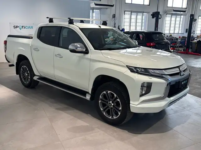 Mitsubishi L200 view 3