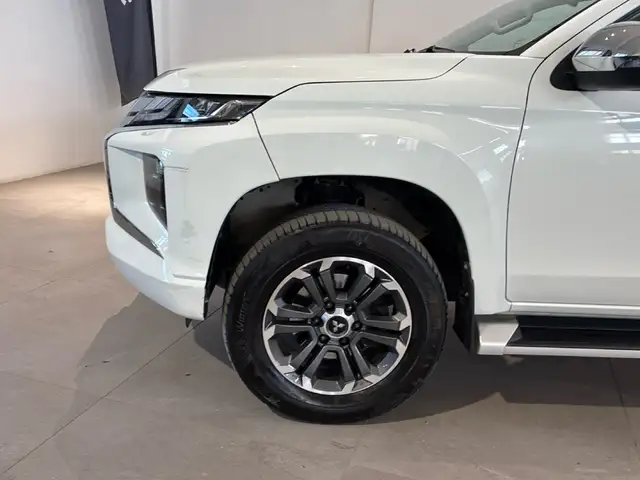 Mitsubishi L200 view 8