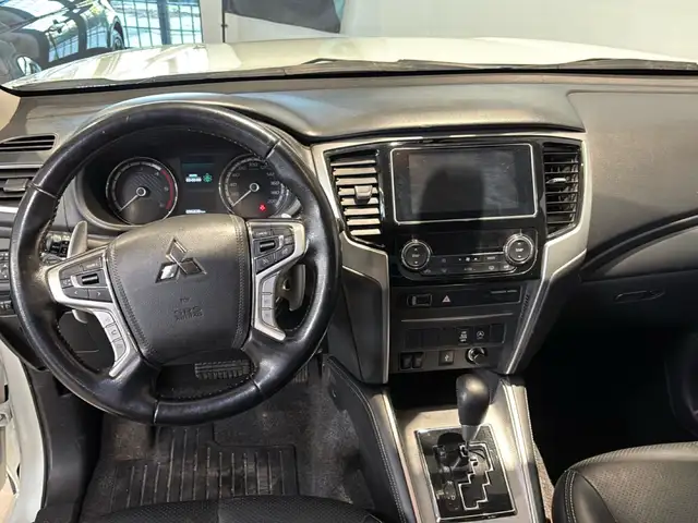 Mitsubishi L200 view 10