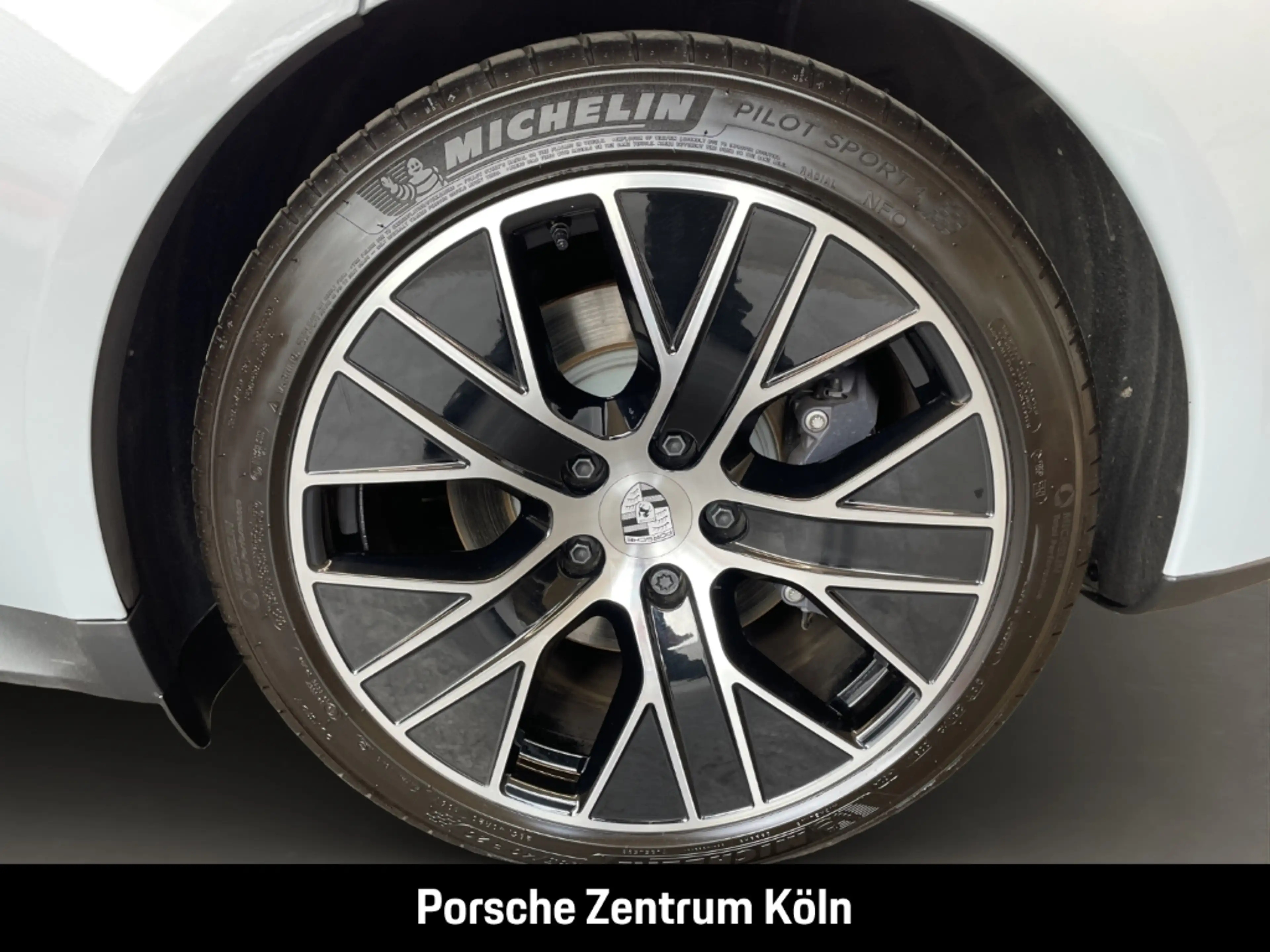 Porsche Taycan Sport Turismo InnoDrive Head-Up BOSE 20-Zoll — photo 11