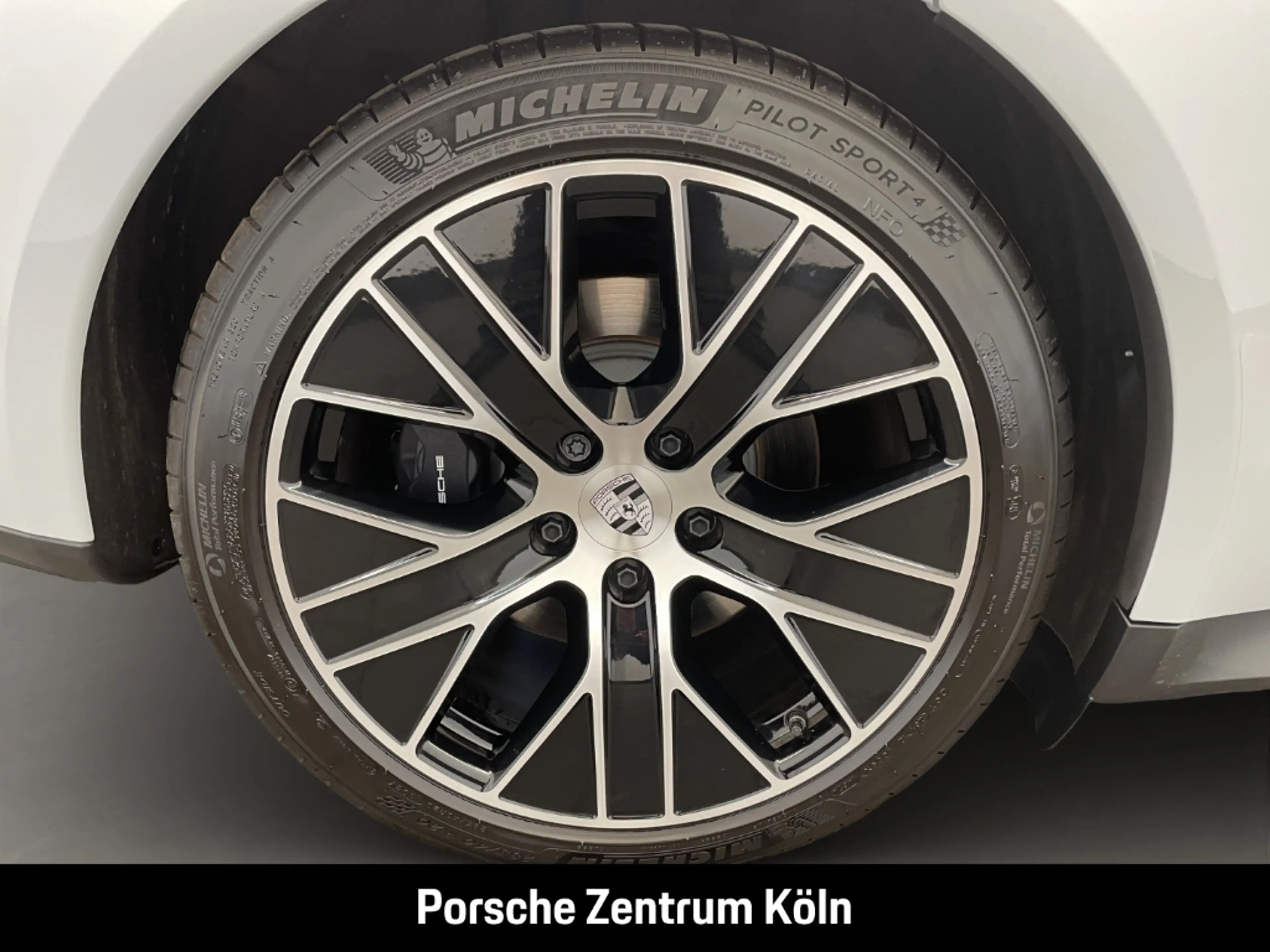Porsche Taycan Sport Turismo InnoDrive Head-Up BOSE 20-Zoll — photo 10