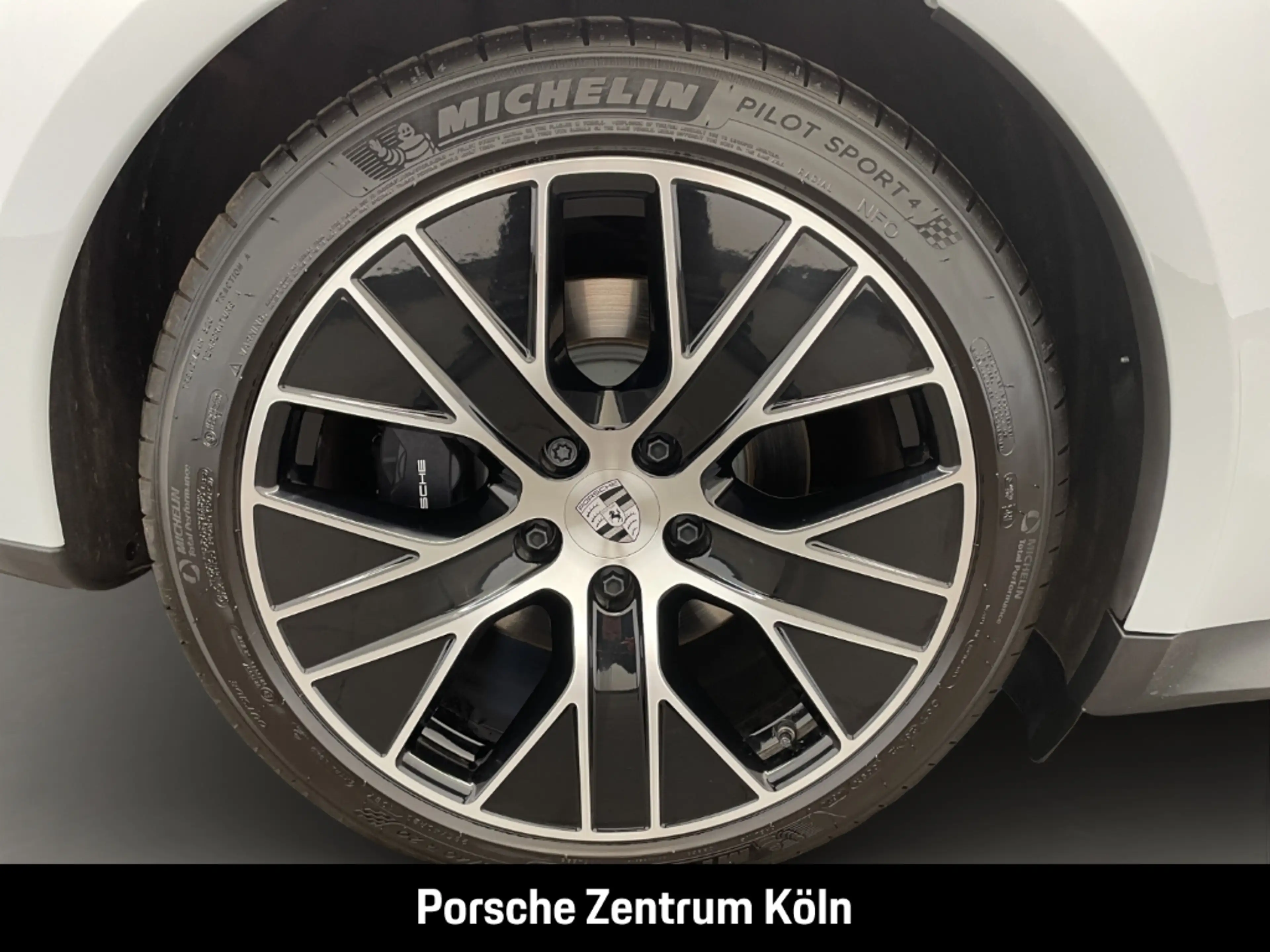 Porsche Taycan Sport Turismo InnoDrive Head-Up BOSE 20-Zoll — photo 9