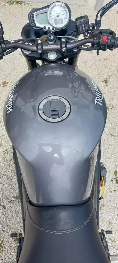 Triumph Speed Triple 1050 Срібний - 2