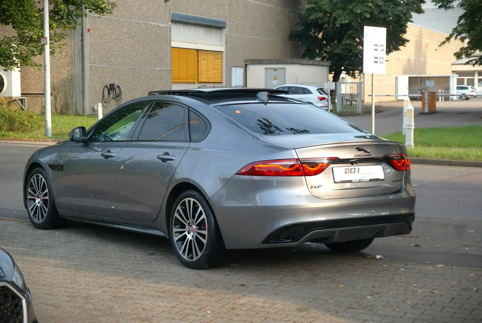 Jaguar XF R-Dynamic SE AWD / Pano./ HUD / 360° / 1.HD / Grey - 2