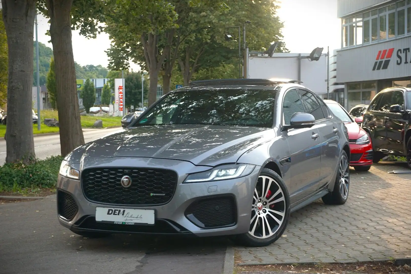 Jaguar XF R-Dynamic SE AWD / Pano./ HUD / 360° / 1.HD / Grey - 1