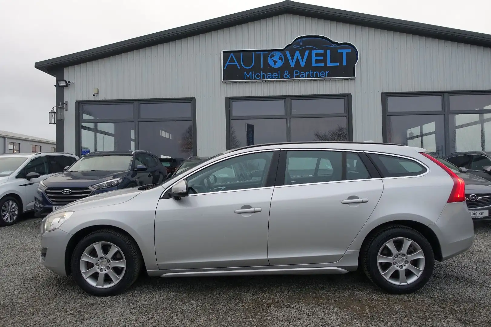 Volvo V60 Kombi 2.0 T KLIMAAUT NAV ANHK PDC Insp.NEU Silber - 1