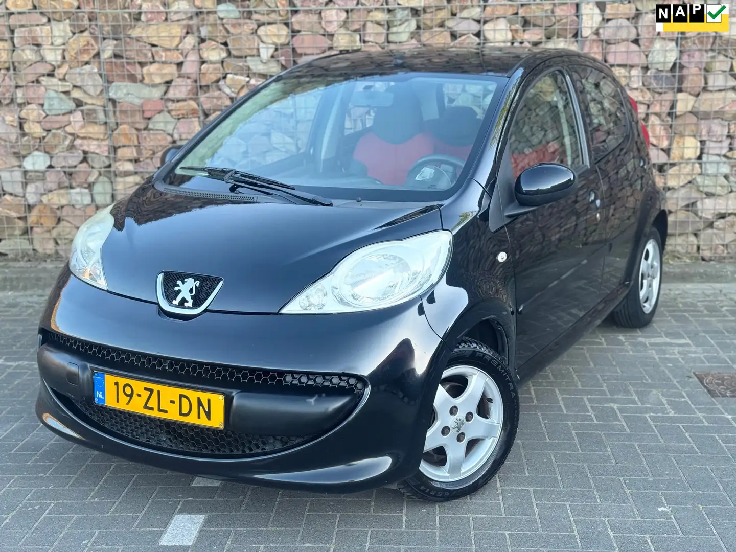 Peugeot 107 1.0-12V XS Urban Move Zwart - 1