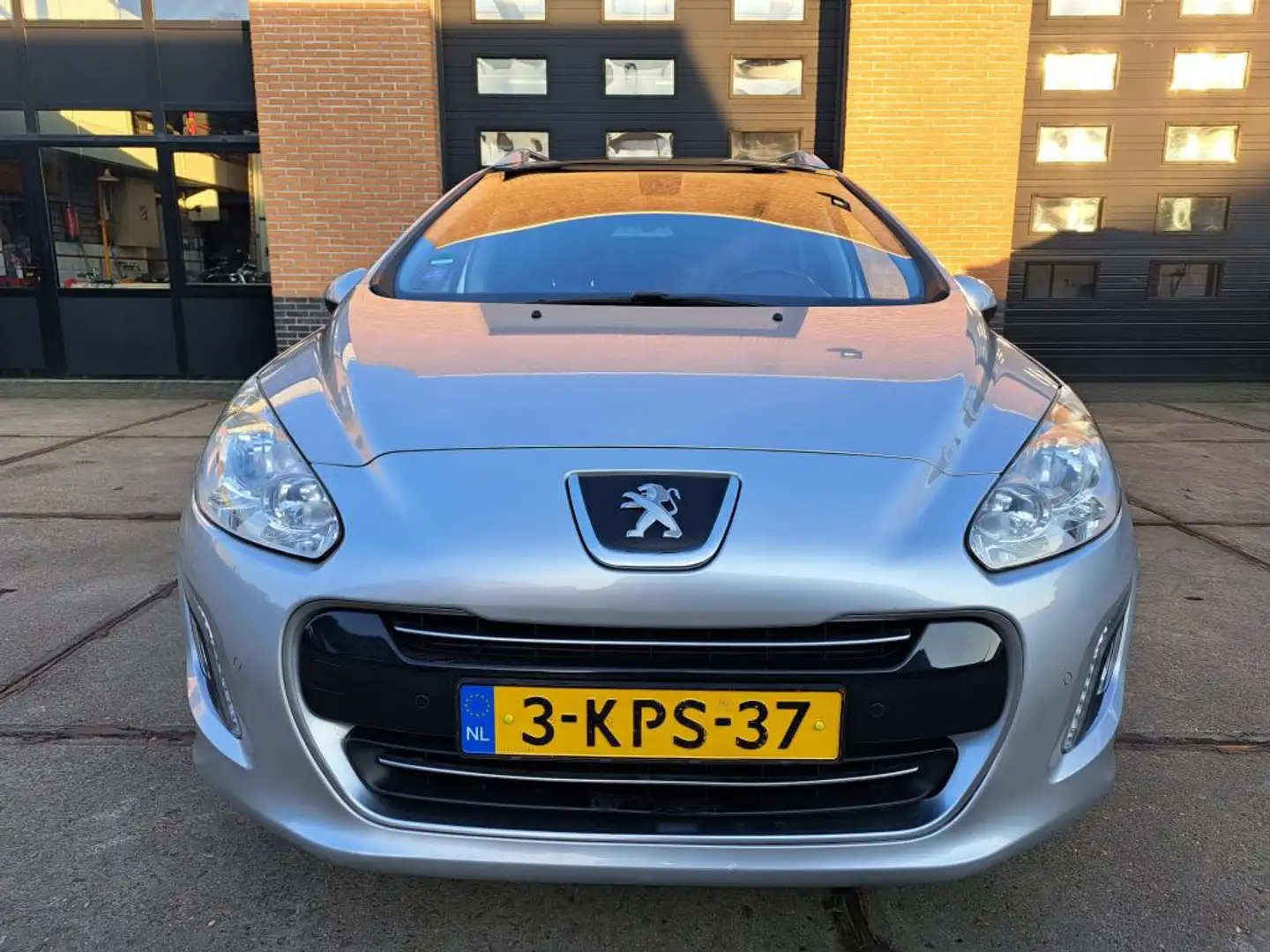 Peugeot 308 SW 1.6 VTi SPORTIUM NIEUWSTAAT 7 PERS AIRCO NAVIGA Grigio - 2