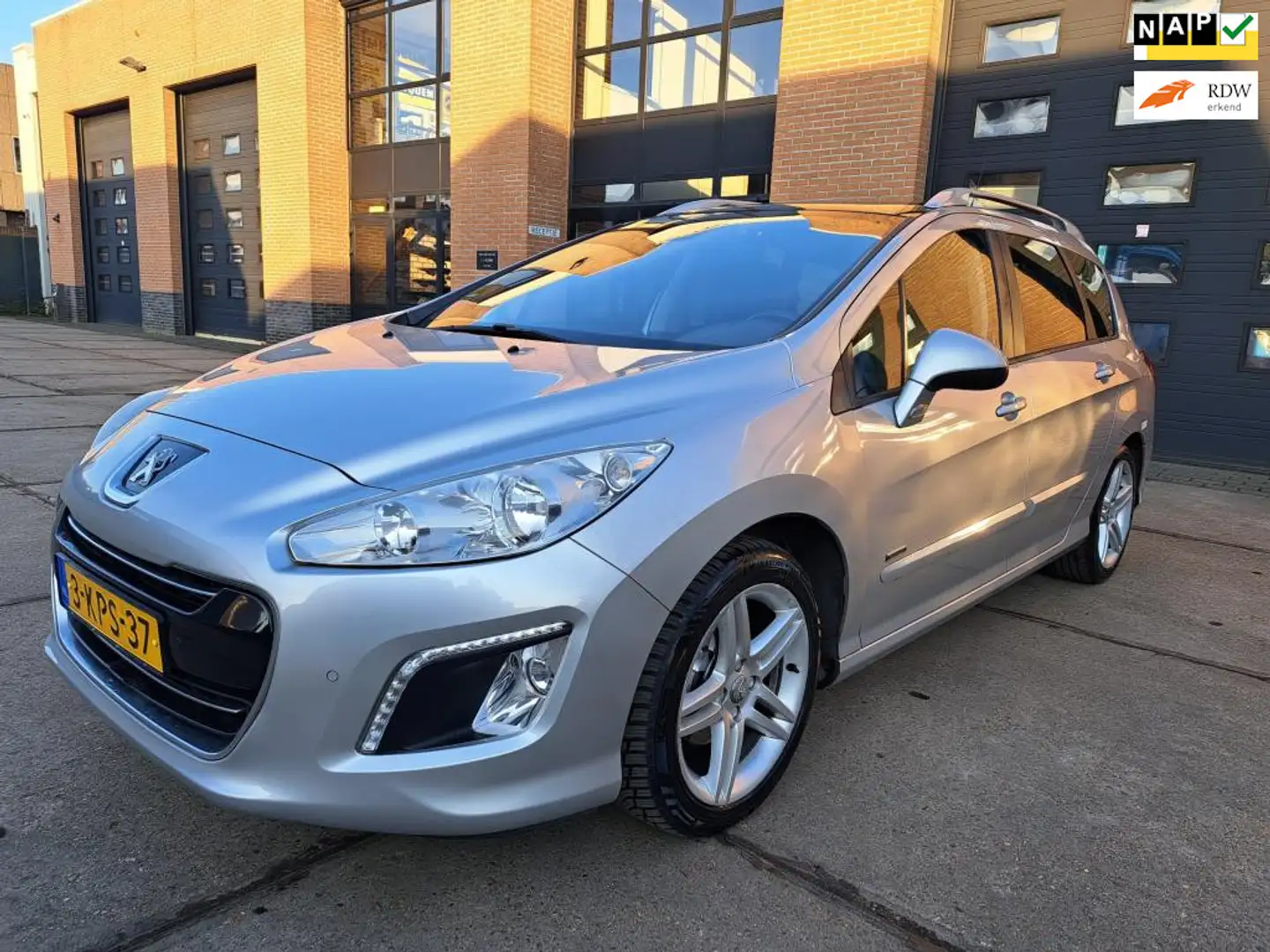 Peugeot 308 SW 1.6 VTi SPORTIUM NIEUWSTAAT 7 PERS AIRCO NAVIGA Grigio - 1