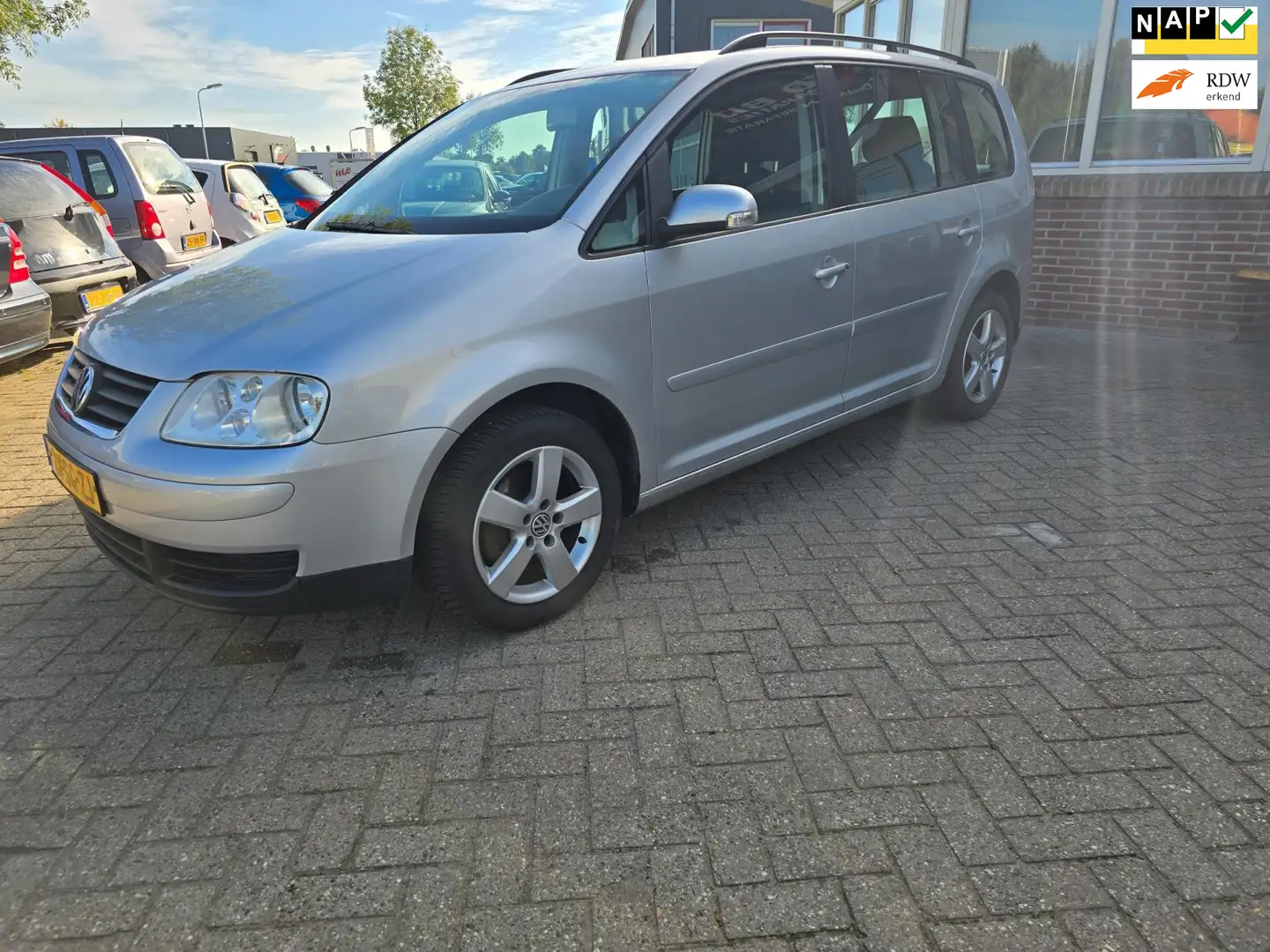 Volkswagen Touran 1.6-16V FSI Trendline Grau - 1