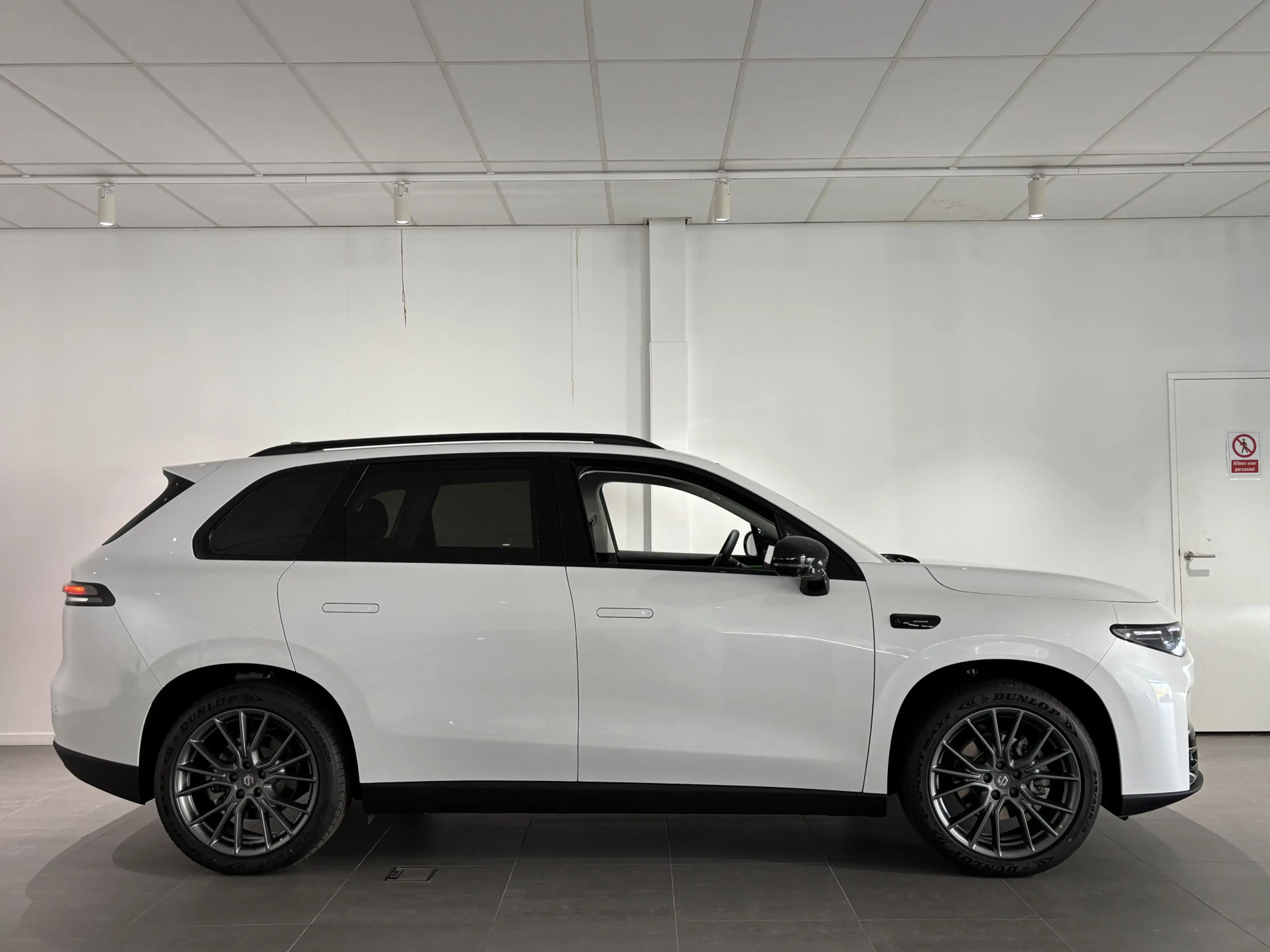 Leapmotor C10 Design REEV 28.4 kWh — photo 9