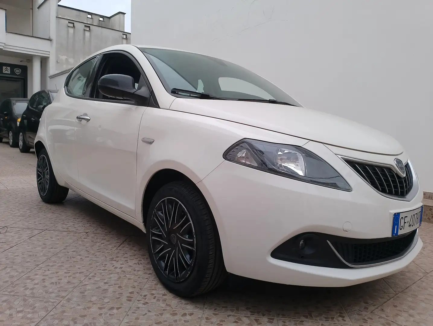Lancia Ypsilon 1.0 firefly hybrid Gold s&s 70cv Bianco - 1
