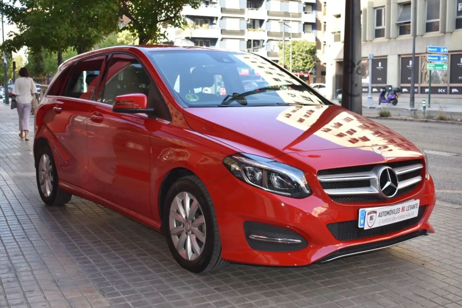 Mercedes-Benz B 180 180d 7G-DCT Červená - 2