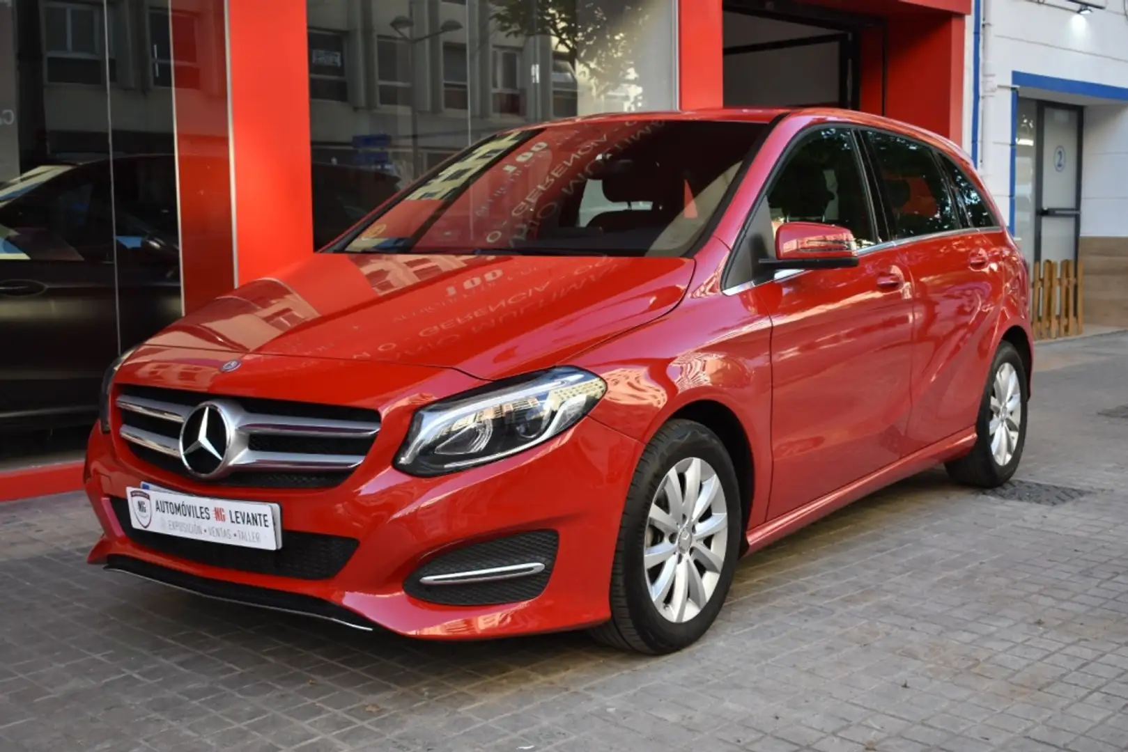 Mercedes-Benz B 180 180d 7G-DCT Červená - 1