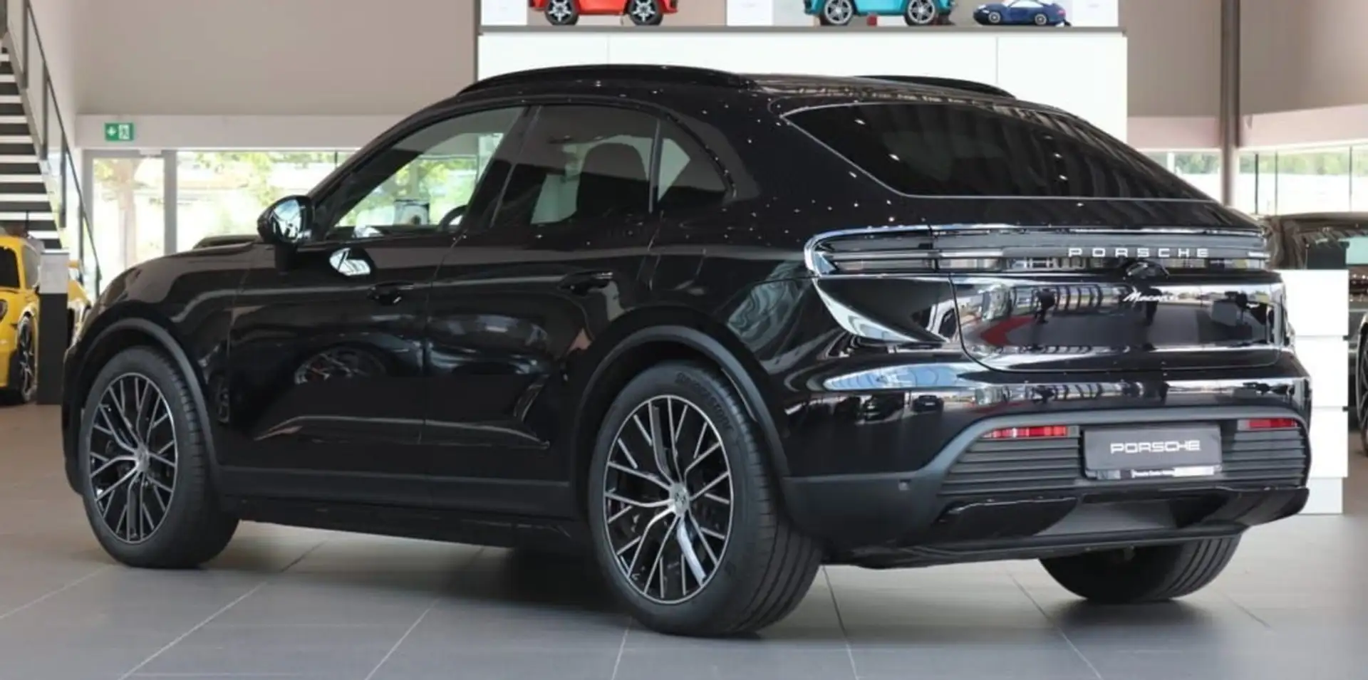 Porsche Macan Electric 4 *AHK/BOSE/PANO* Schwarz - 2