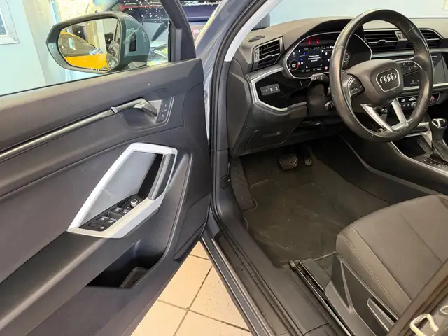 Audi Q3 view 6