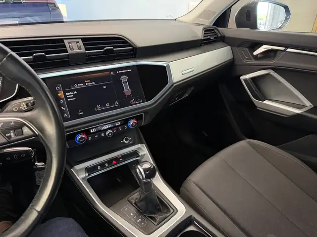 Audi Q3 view 5