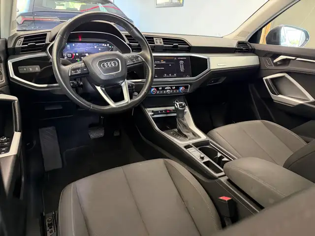 Audi Q3 view 10