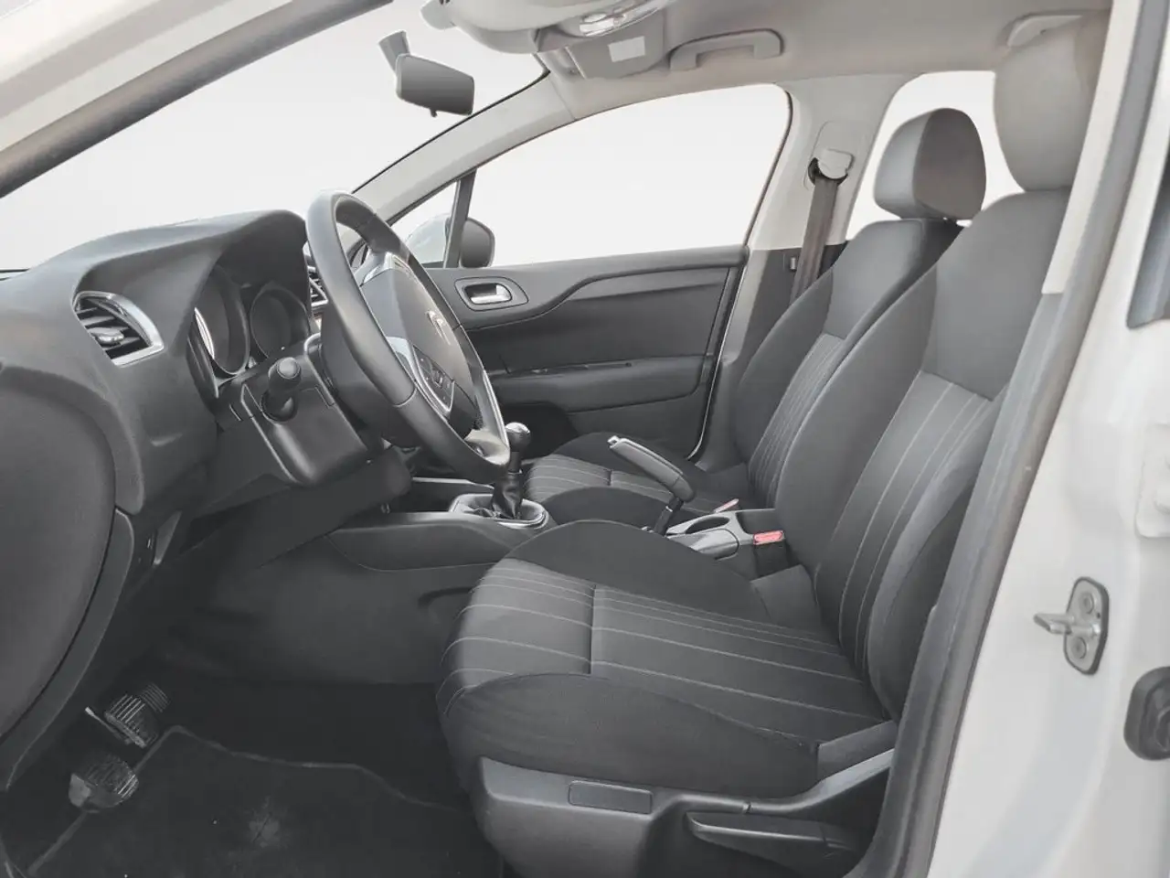 2016 Citroen C4 1.2 PureTech Live Edition 110, photograph 10