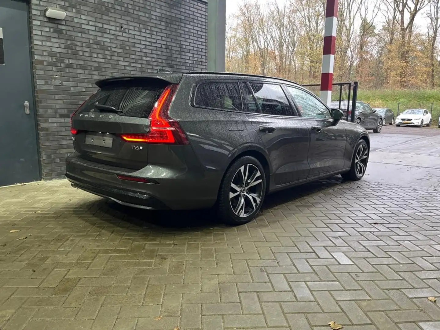Volvo V60 T6 Plug-in hybrid Plus Dark | ACC | 360° Camera | Gri - 2