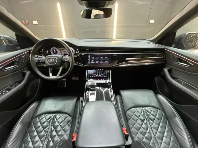 Audi Q8 view 4