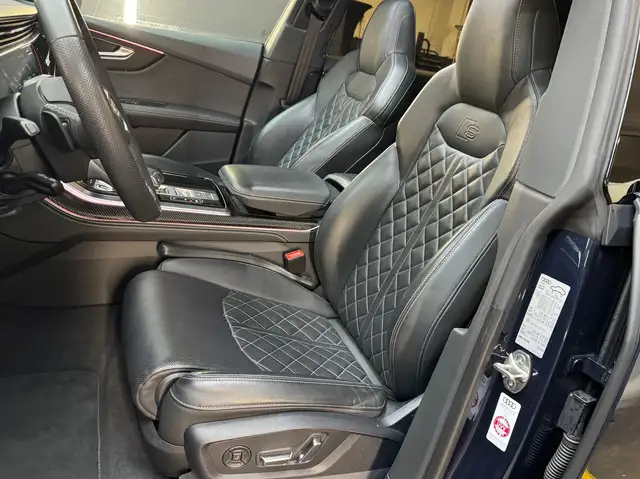 Audi Q8 view 5
